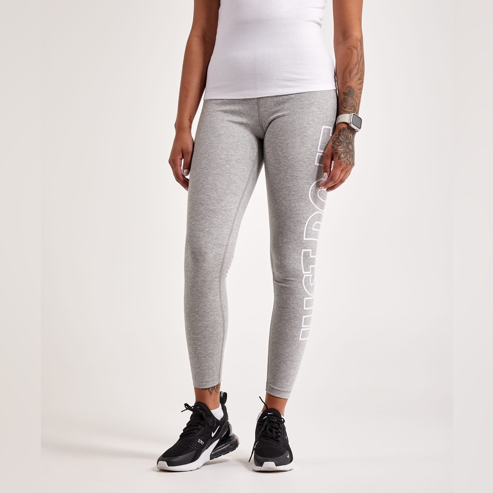 Women’s Nike classics high waisted leggings.